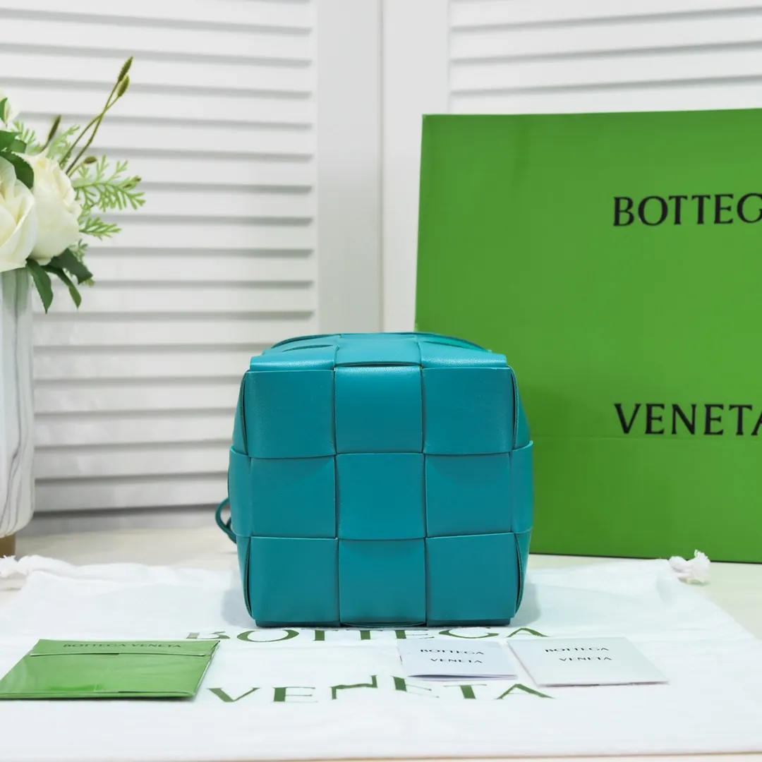 Large shiny blue 🔻Bottega veneta* new woven small bucket bag latest series # The square bag shape is matched with classic woven elements, drawstring design, minimalism, and has a very large capacity. Every color is beautiful, it is simple but has a cool style, both men and women can control it, and the upper body is fashionable and classy! Style number: 6612# Large size: 19cm